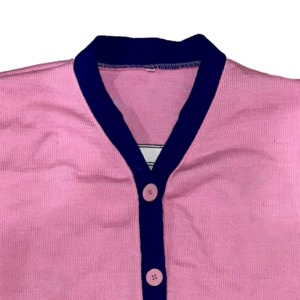 เสื้อคาร์ดิแกนไหมพรมอะคริลิคสีชมพูลายทางสีน้ำเงินแบบกำหนดเองของ J & J of America พร้อมโลโก้ปักลายกรีก - Product Image 4