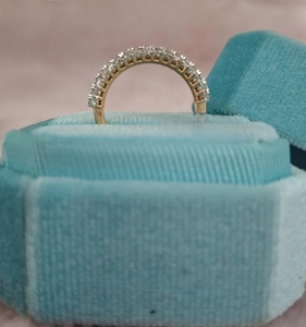 Anillo de Compromiso de Moda con Media Eternidad, Plata S925, Chapado en Oro Blanco, con Diamante Moissanita Redondo, Regalo para el Día de San Valentín - Product Image 5