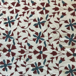 Tela de algodón estampada a mano – Base blanca con estampado geométrico floral de enredaderas en color granate y verde azulado, textil tradicional indio - Product Image 1