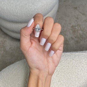 Anillo de Compromiso de Diamante Cultivado en Laboratorio con Corte de Pera KRISHNAVII KRR-154 para Mujer, Platino, Estilo Clásico de Lujo - Product Image 2