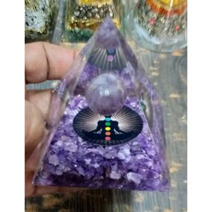 Pyramide d'Orgone Superposée Symbole 7 Chakras en Améthyste, Artisanat en Cristal Naturel Écologique, Sculptée et Gravée, Mascotte Feng Shui – Vente en Gros - Product Image 1