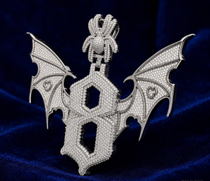 Colgante de murciélago personalizado con incrustaciones de moissanita y pedrería, en tono plateado, con letra, para hombre y mujer, para fiestas - Product Image 2