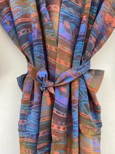 Robe Kimono Bleue Recyclée en Soie 100% Col V avec Cordon de Serrage – Idéale pour la Vie Quotidienne, Cadeau d'Anniversaire Parfait pour Elle, Tenue de Plage Été Automne Printemps - Product Image 5