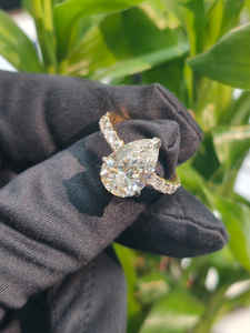 Bague en diamant taille poire en or jaune avec pierres latérales, bijou de fiançailles élégant pour femme, design personnalisé haut de gamme - Product Image 4