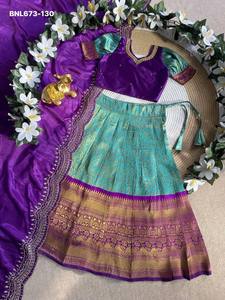 Proveedor de la India de conjuntos de lehenga, blusa y dupatta para niños, de excelente calidad, para festivales, de seda con diseño tejido en zari. - Product Image 3