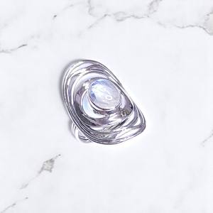 Bague élégante en argent sterling 925 avec pierre de lune arc-en-ciel ovale sertie clos, accessoires de joaillerie fine, vente en gros - Product Image 3