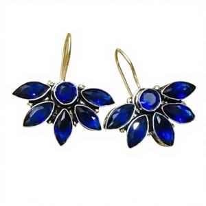 Pendientes Florales de Plata Antigua Oxidada con Piedra Azul, Hechos a Mano, Regalo para Ella - Product Image 1