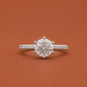 Anillo de compromiso solitario de plata S925 con diamante moissanita clásico de corte brillante redondo para mujer - Product Image 1