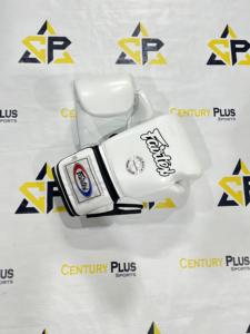 Gants de boxe Fairtex blancs - Gants d'entraînement et de sparring en cuir véritable - Équipement de Sanda et Muay Thai blancs, anti-humidité et antidérapants - Product Image 4