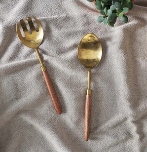 Ensemble de cuillères à salade en laiton avec manche torsadé et motif feuille – Excellent cadeau idéal pour les mariages et les fêtes - Product Image 2