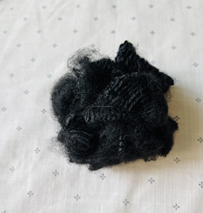 100% fibra de poliéster reciclada negro sólido 15D * 64MM hoja de relleno almohadas ignífugas 6D * 64 con relleno sólido negro - Product Image 1