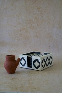 Proveedor Indio Ofrece Juego de Posavasos Cuadrados de 3mm de Grosor con Incrustaciones de Hueso Amarillo y Blanco Hechos a Mano con Soporte y Diseño Floral - Product Image 2