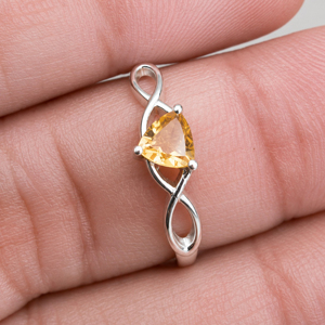 Bague de fiançailles minimaliste pour femme en argent sterling 925, forme triangulaire, pierre précieuse citrine naturelle de 5 mm, sertie de griffes, cadeau pour elle - Product Image 4