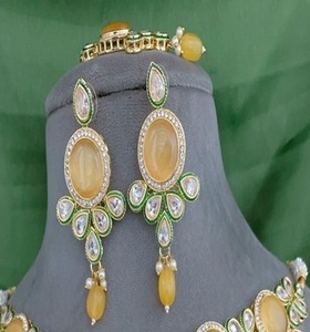 ชุดสร้อยคอพร้อมต่างหูและติกก้าสำหรับผู้หญิง ประดับด้วยมอยส์ซาไนต์ชุบทองคุณภาพพรีเมียม ดีไซน์คลาสสิก เหมาะสำหรับงานหมั้น งานแต่งงาน และงานเลี้ยง - Product Image 2