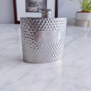 กระติกน้ำทรงเหลี่ยมโลหะสีเงินแบบตอกลาย เหมาะสำหรับใช้ในบ้าน บาร์ส่วนตัว และเสิร์ฟในงานปาร์ตี้ ผลิตด้วยมือจากอินเดีย - Product Image 1