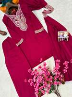 Ensemble prêt-à-porter entièrement cousu en soie Vichitra avec broderie de fils Zari et sequins, comprenant un haut, un pantalon Plazzo et une dupatta.