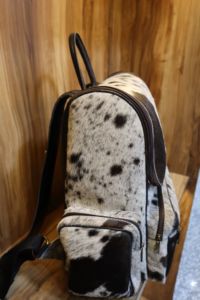 Mochila Unisex Hecha a Mano de Cuero Vacuno Estilo Western, Rústica y Antirrobo con Forro de Poliéster - Product Image 3