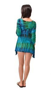 Robe tunique bohème tie-dye peinte à la main en rayonne et élasthanne pour la détente - Product Image 3