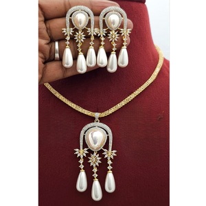 Magnifique ensemble collier et boucles d'oreilles plaqué or de qualité supérieure en laiton et zircon, collection pour femme, idéal pour mariage et soirée - Product Image 1