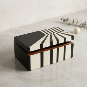 Boîte élégante en résine noire et crème avec motif géométrique, boîte de rangement décorative moderne faite à la main pour les essentiels de la coiffeuse - Product Image 1