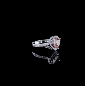 Anillo de Diamantes Rosa Intenso con Corte Corazón y Halo – Anillo de Compromiso Romántico de Lujo con Banda Pavé, Joyería de Diamantes - Product Image 4