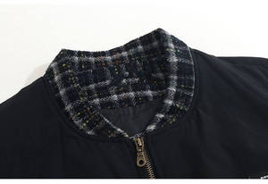 Chaqueta Universitaria Estilo Letterman con Tela de Lona, Parche Bordado en el Pecho, Forro Suave, Ribete de Punto Resistente e Impermeable - Product Image 3