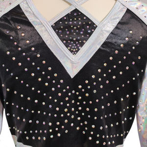 Uniforme de porristas para niños de poliéster y spandex con estampado por transferencia térmica, negro y dorado, para baile y espectáculos. - Product Image 3