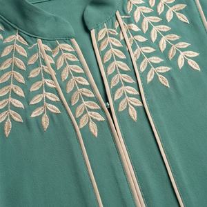 ชุดกิโมโนแบบ OEM ปี 2025 เสื้อคลุมอาบายะ ผ้าโพลีเอสเตอร์เนื้อนุ่ม ยืดหยุ่นสูง หนาขึ้น สำหรับผู้หญิงมุสลิม คอวี แขนยาว เหมาะสำหรับงานปาร์ตี้ รอมฎอน งานแต่งงาน - Product Image 4