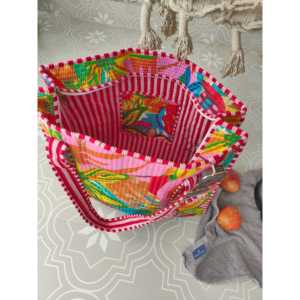 Sac fourre-tout en coton matelassé indien fait main |   Sac de transport réutilisable en tissu écologique. Sac fourre-tout zippé style plage corail. - Product Image 1