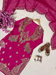 Conjunto de Salwar de Terciopelo de Seda Rosa Intenso de Lujo con Bordado Paisley de Zari Dorado, Kurti Largo, Pantalón Recto y Dupatta Pakistaní - Product Image 5