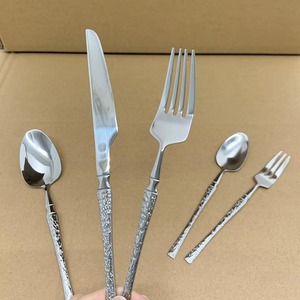 Juego de cubiertos de acero inoxidable personalizables más demandado, una opción práctica para cocinas y comedores modernos. - Product Image 4