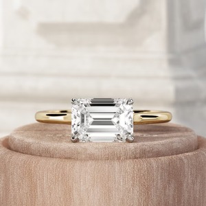 Bague de fiançailles tendance en or jaune avec diamant de laboratoire taille émeraude, solitaire, certifié IGI, options 14k/18k pour femme - Product Image 1
