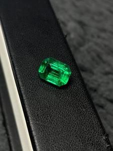 พลอยสีเขียวมรกตทรงคุชชั่นธรรมชาติสำหรับทำเครื่องประดับ - Product Image 1