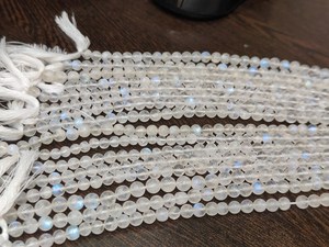 Perles rondes lisses en pierre de lune arc-en-ciel blanche naturelle de 4 à 6 mm en provenance du Rajasthan, vendues par brin de 8 pouces pour la fabrication de bijoux - Product Image 3