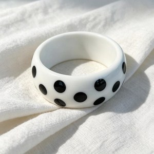 Bracelet rond en résine blanche avec pois noirs, bijoux fantaisie, artisanat - Product Image 5