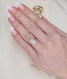 แหวนหมั้นเพชรทรงคุชชั่นคัท 4.05 กะรัต เพชรเพาะเลี้ยงทรงยาว ทองคำแท้ 14k สีเหลือง วงแหวนแบบ Cathedral ขนาด 2 มม. รับรองโดย IGI - Product Image 3