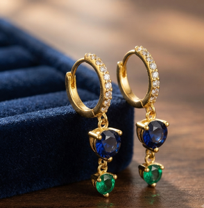 Boucles d'oreilles pendantes tendance plaquées or 18 carats avec pierres en cristal bleues et vertes et accents en strass pour femmes - Product Image 1