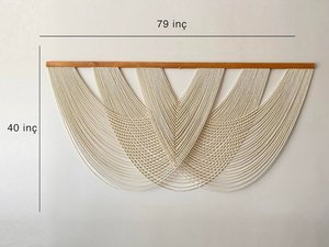 Décoration murale bohème faite à la main en macramé avec un design en tissu aux tons terreux naturels, forme personnalisée - Product Image 5