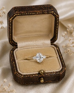 Fournisseur de Confiance Bague de Fiançailles en Moissanite Taille Ovale Design Art Déco en Or Plaqué 14 carats avec Pierres Latérales Poire Expédition Mondiale - Product Image 3