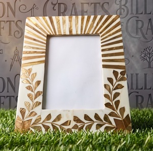 Elegante Marco de Fotos Rectangular Vertical Hecho a Mano con Madera y Resina, Diseño con Patrón de Hojas y Rayos de Sol - Product Image 1