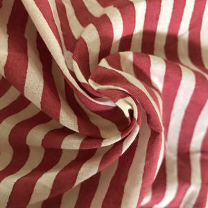 Tissu en coton imprimé à la main – Motif à rayures verticales rouges et blanches, textile indien - Product Image 2