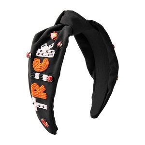 Nouveaux serre-têtes perlés Halloween 2026, base noire avec motif brodé orange et blanc et texte « Trick or Treat » - Product Image 1