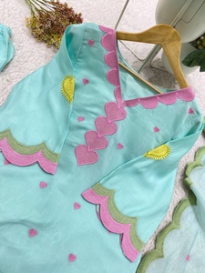 Conjunto de Kurti y Pantalón Azul Claro para Mujer con Bordado de Corazón Rosa y Dupatta, Estilo Tradicional Holgado Informal de India y Pakistán - Product Image 6