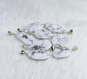 Pendentif en howlite blanche cabochon serti clos, style bohème, plaqué argent, forme paix, design unique, collier naturel en gros - Product Image 4