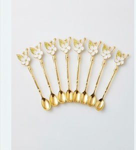 Cucharas florales doradas con mangos de flores blancas, aptas para lavavajillas, juego de cubiertos para bodas. - Product Image 1