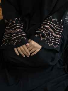 Abayas élégantes et modestes brodées à la main pour femmes! - Product Image 2