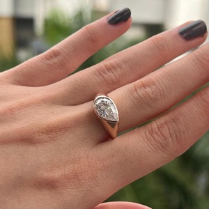 Bague en Moissanite Poire 2 Carats Est-Ouest / Bague de Mariage en Or Massif 14K Sertie Clos / Bague de Fiançailles Solitaire / Cadeau d'Anniversaire - Product Image 2