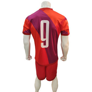 Ensemble d'uniformes de football personnalisés grande taille, maillots et shorts de football respirants en polyester, fournisseur d'équipements d'équipe OEM - Product Image 4