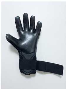 ถุงมือผู้รักษาประตูสีดำยางสีขาว ผลิตจากยางลาเท็กซ์เยอรมัน ทรง Negative cut  รับทำโลโก้แบรนด์ตามสั่ง ระดับการแข่งขัน - Product Image 2