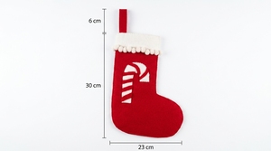 Chaussettes de Noël artisanales en feutre de laine rouge écologiques avec imprimé canne à sucre et bordure pompon, décoration murale - Product Image 4